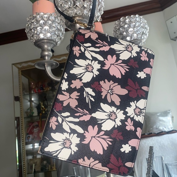 Anne Klein floral Wristlet! - Picture 8 of 9